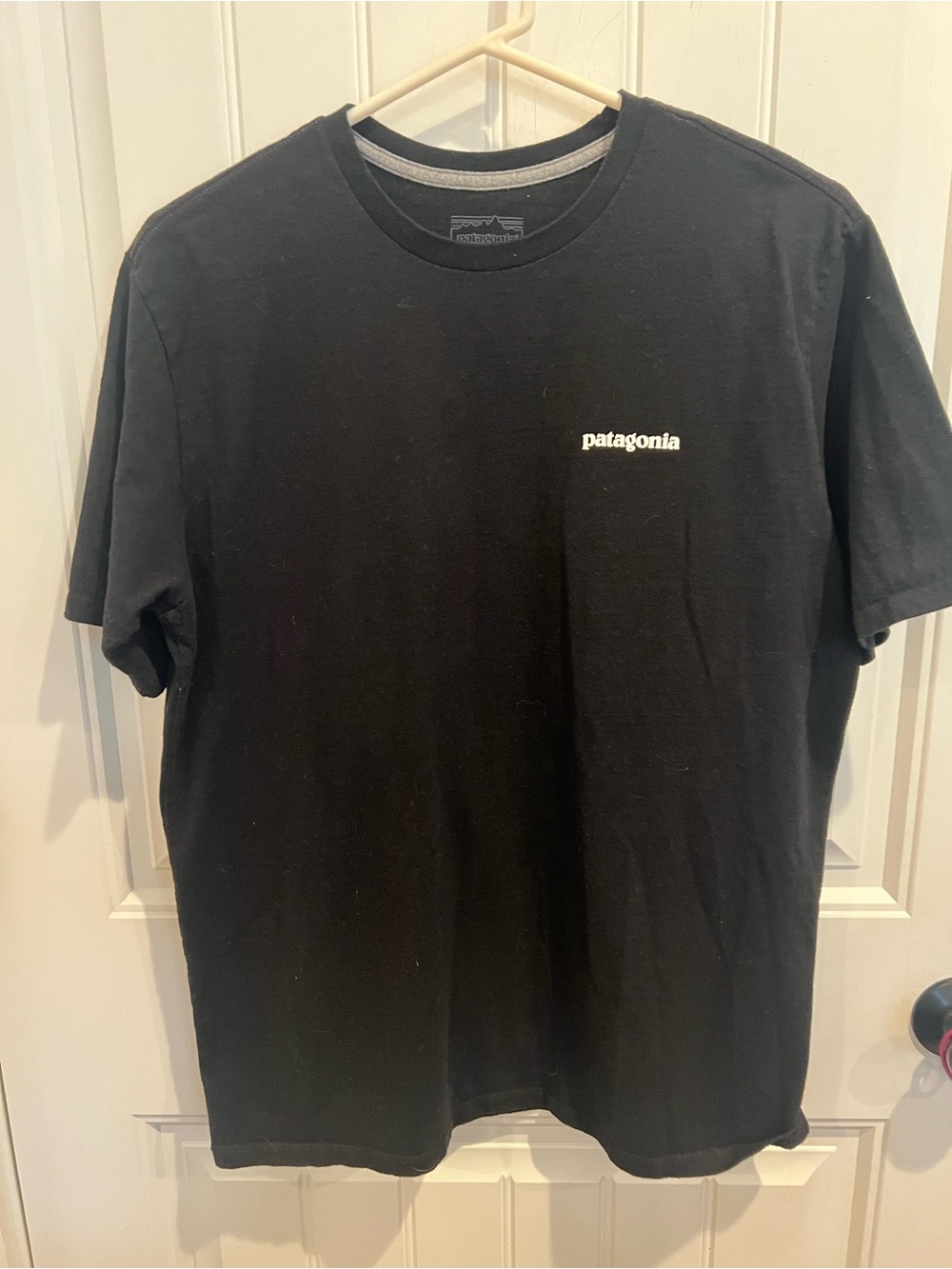 Patagonia P-6 Logo Black T-shirt Men’s medium SS Outdoor Casual